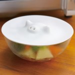 Marna white Piggy silicone steamer 6.9 inch covered on the glass plate